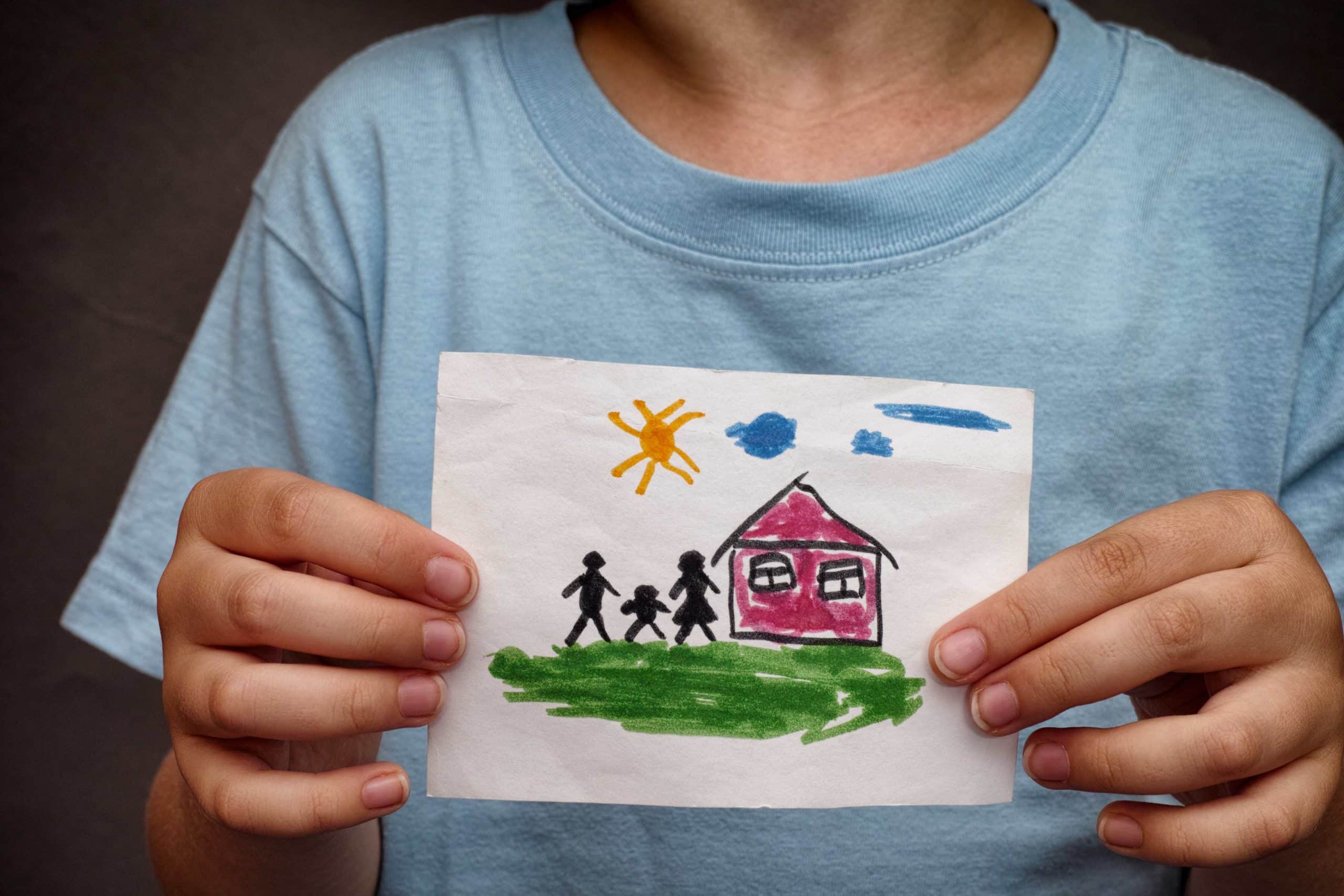 Kind houdt tekening van gezin vast