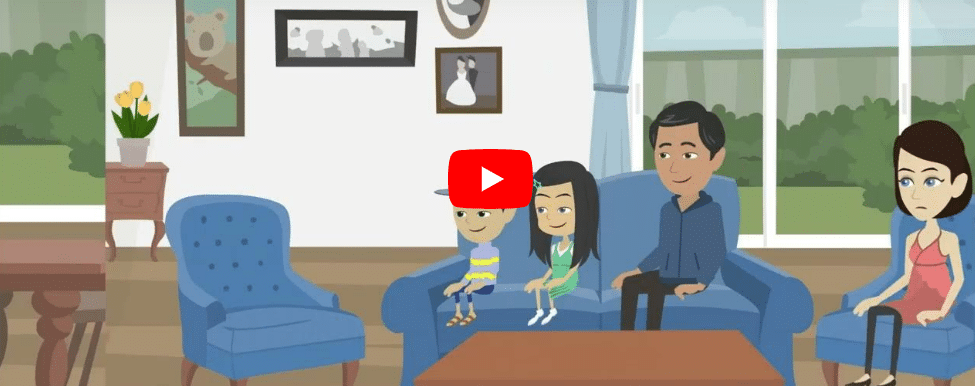 Afbeelding uit video met vader, moeder, zoon  en dochter thuis op de bank. Link is onder de afbeelding geplaatst.