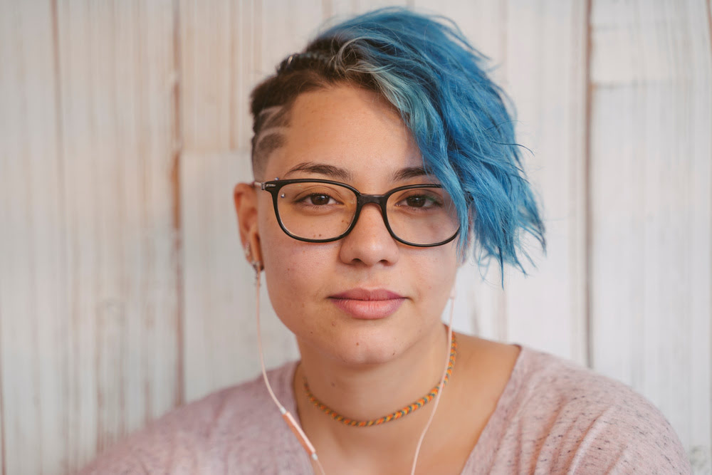 portret van meisje met blauwe haarlok en bril